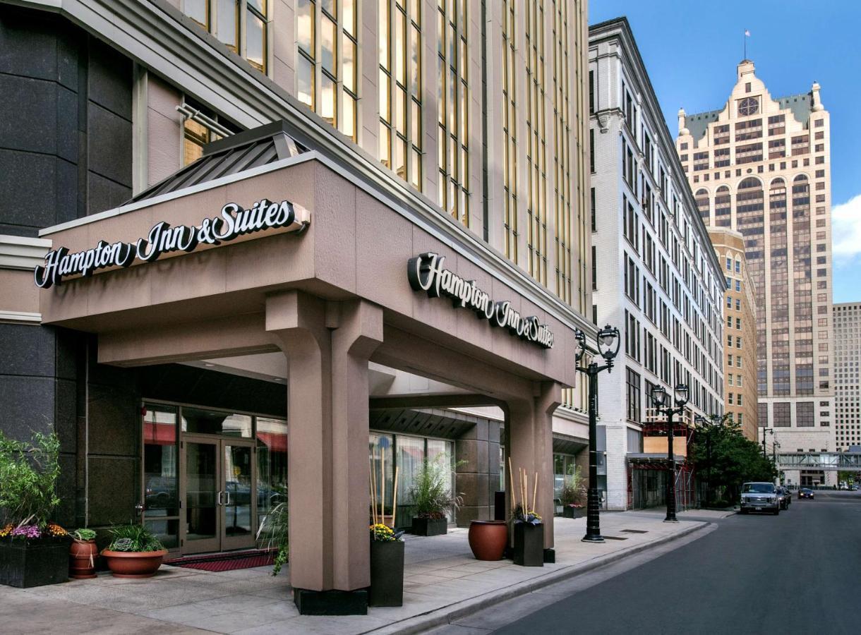 Hampton Inn & Suites Milwaukee Downtown Exterior photo