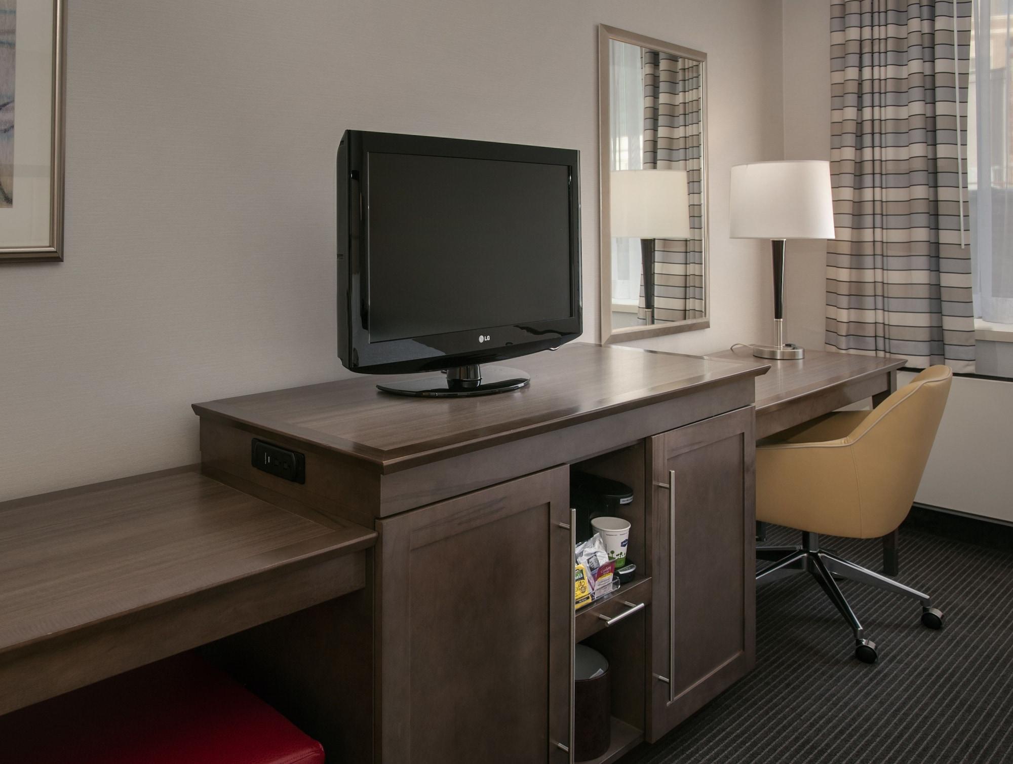 Hampton Inn & Suites Milwaukee Downtown Exterior photo