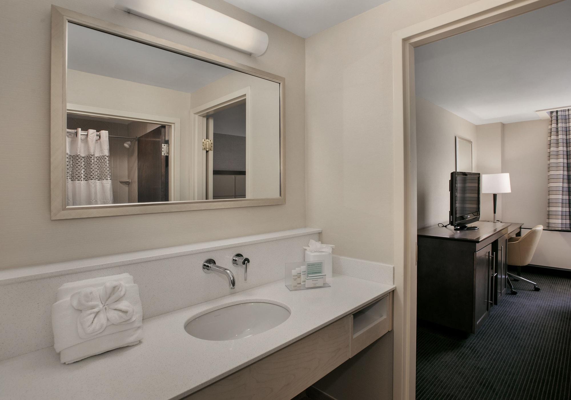 Hampton Inn & Suites Milwaukee Downtown Exterior photo