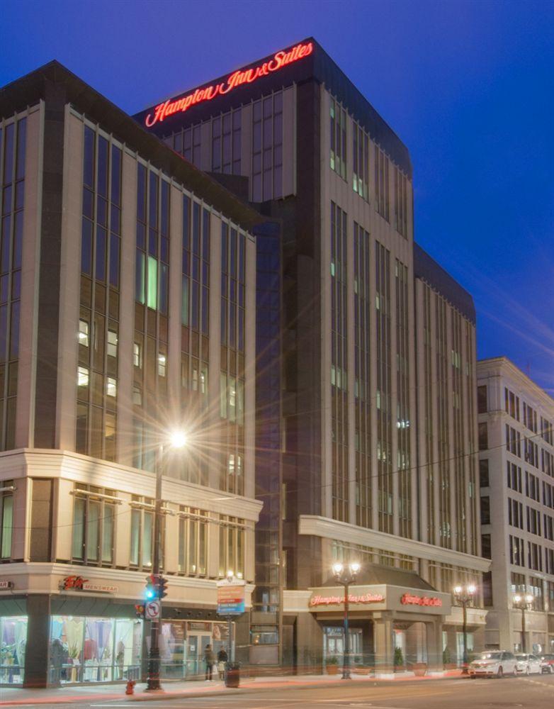 Hampton Inn & Suites Milwaukee Downtown Exterior photo