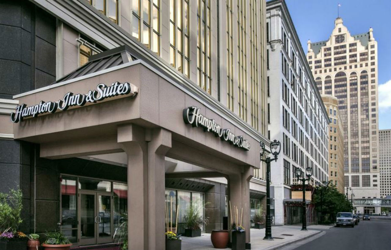 Hampton Inn & Suites Milwaukee Downtown Exterior photo